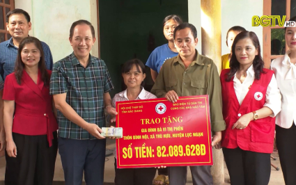 Trao tăng qu&agrave; cho gia đ&igrave;nh kh&oacute; khăn