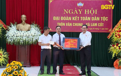 PCT Thường trực Quốc hội dự ng&agrave;y hội đo&agrave;n kết tại T&acirc;n Y&ecirc;n