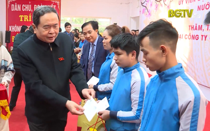 PCT Thường trực Quốc hội ch&uacute;c Tết, tặng qu&agrave; tại Bắc Giang 