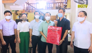 PCT Thường trực UBND tỉnh tặng qu&agrave; người c&oacute; c&ocirc;ng 