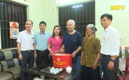 Ph&oacute; Chủ tịch Thường trực HĐND tỉnh thăm, tặng qu&agrave; người c&oacute; c&ocirc;ng tại T&acirc;n Y&ecirc;n