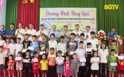 Ph&oacute; Chủ tịch TT UBND tỉnh thăm, tặng qu&agrave; thiếu nhi x&atilde; Đồng Vương, huyện Y&ecirc;n Thế