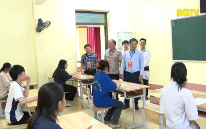 Ph&oacute; Chủ tịch UBND tỉnh kiểm tra c&ocirc;ng t&aacute;c chuẩn bị kỳ thi tốt nghiệp THPT năm 2025 