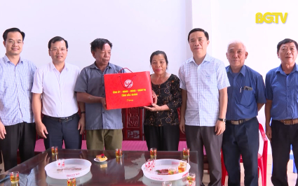 Ph&oacute; Chủ tịch UBND tỉnh tặng qu&agrave; người c&oacute; c&ocirc;ng huyện Hiệp H&ograve;a