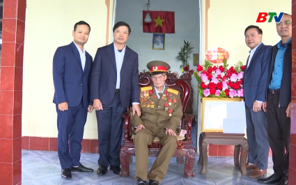Ph&oacute; Chủ tịch UBND tỉnh trao Huy hiệu 70 năm tuổi Đảng 