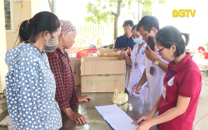 Ph&acirc;n bổ 3,6 tấn cloraminb v&agrave; nhiều ho&aacute; chất vệ sinh m&ocirc;i trường sau b&atilde;o lũ 