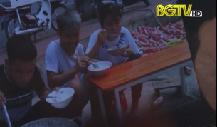Phản cảm video clip nấu ch&aacute;o g&agrave; nguy&ecirc;n l&ocirc;ng