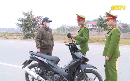 Ph&aacute;p luật v&agrave; cuộc sống: C&ocirc;ng an x&atilde; tham gia xử l&yacute; vi phạm giao th&ocirc;ng