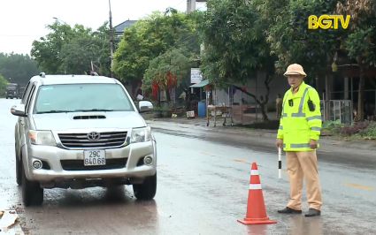 Ph&aacute;p luật v&agrave; cuộc sống: &ldquo;Vượt nắng, thắng mưa&rdquo; tr&ecirc;n c&aacute;c tuyến đường