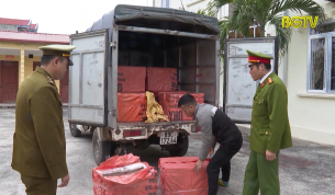 Ph&aacute;t hiện 1,1 tấn ch&acirc;n gi&ograve;, nầm v&agrave; xương lợn &ocirc;i thối