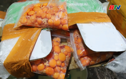 Ph&aacute;t hiện gần 2 tấn thực phẩm đ&ocirc;ng lạnh kh&ocirc;ng nguồn gốc, xuất xứ