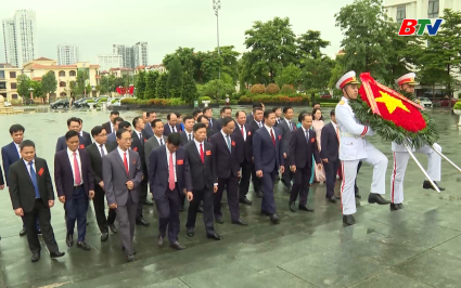 C&aacute;c đại biểu dự Đại hội  Đảng bộ UBND tỉnh viếng đ&agrave;i tưởng niệm c&aacute;c anh h&ugrave;ng liệt sỹ