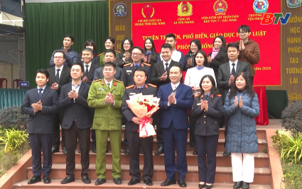 Phi&ecirc;n t&ograve;a giả định tuy&ecirc;n truyền ph&aacute;p luật về ph&ograve;ng, chống ma t&uacute;y trong học đường