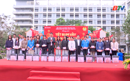Ph&oacute; B&iacute; thư Tỉnh uỷ tặng qu&agrave; Tết tại Tập đo&agrave;n Khoa học Kỹ thuật Hồng Hải
