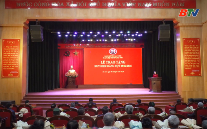 Ph&oacute; B&iacute; thư Thường trực Tỉnh uỷ trao Huy hiệu Đảng tại Đảng bộ phường Từ Sơn 