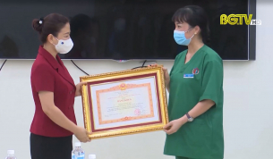 Ph&oacute; B&iacute; thư thường trực Tỉnh ủy chia tay c&aacute;c đo&agrave;n y tế