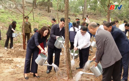 Ph&oacute; B&iacute; thư Thường trực Tỉnh ủy dự lễ ph&aacute;t động Tết trồng c&acirc;y tại phường Vũ Ninh 