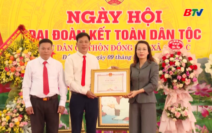 Ph&oacute; B&iacute; thư Thường trực Tỉnh ủy dự Ng&agrave;y hội Đại đo&agrave;n kết to&agrave;n d&acirc;n tộc tại th&ocirc;n Đồng B&acirc;y, x&atilde; An Lạc 