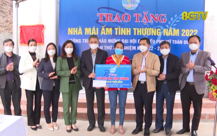 Ph&oacute; B&iacute; thư thường trực Tỉnh ủy L&ecirc; Thị Thu Hồng trao qu&agrave; Tết tại Lục Ngạn