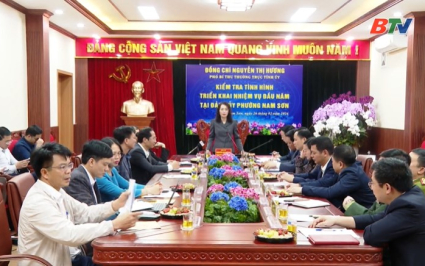 Ph&oacute; B&iacute; thư Thường trực Tỉnh uỷ Nguyễn Thị Hương l&agrave;m việc với Đảng uỷ phường Nam Sơn
