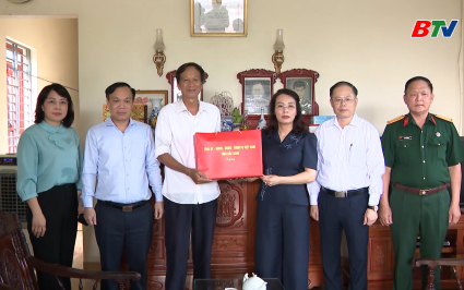 L&atilde;nh đạo tỉnh thăm, tặng qu&agrave; người c&oacute; c&ocirc;ng ti&ecirc;u biểu