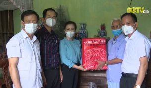 Ph&oacute; B&iacute; thư Thường trực Tỉnh uỷ tặng qu&agrave; người c&oacute; c&ocirc;ng