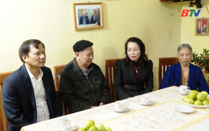 Ph&oacute; B&iacute; thư Thường trực Tỉnh uỷ tặng qu&agrave; Tết tại phường Kinh Bắc