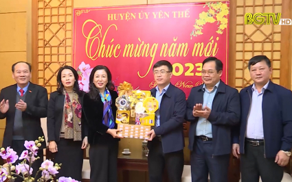 Ph&oacute; B&iacute; thư thường trực Tỉnh uỷ thăm, tặng qu&agrave; tại huyện Y&ecirc;n Thế