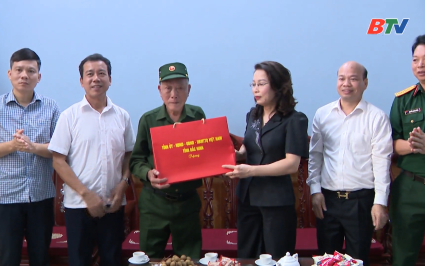 Ph&oacute; b&iacute; thư Thường trực Tỉnh ủy thăm, tặng qu&agrave; tại phường Đồng Nguy&ecirc;n 