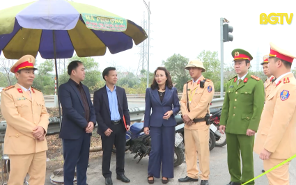 PBT Thường trực Tỉnh uỷ Nguyễn Thị Hương thăm, tặng qu&agrave; Tết một số đơn vị
