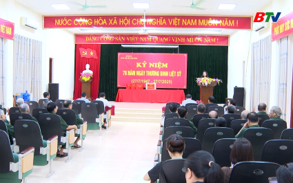 Ph&oacute; B&iacute; thư Thường trực Tỉnh uỷ thăm, tặng qu&agrave; thương, bệnh binh