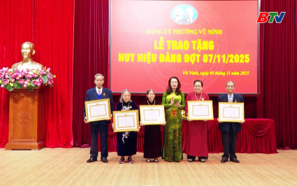 Ph&oacute; B&iacute; thư Thường trực Tỉnh ủy trao Huy hiệu Đảng tại phường Vũ Ninh 