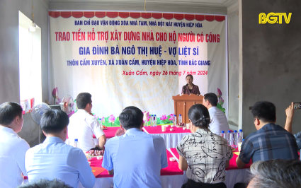 Ph&oacute; B&iacute; thư Thường trực Tỉnh uỷ trao kinh ph&iacute; l&agrave;m nh&agrave; cho gia đ&igrave;nh người c&oacute; c&ocirc;ng