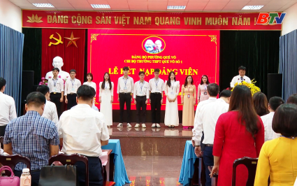 Ph&oacute; B&iacute; thư Thường trực Tỉnh ủy dự Lễ kết nạp đảng cho học sinh, gi&aacute;o vi&ecirc;n