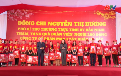 Ph&oacute; B&iacute; thư Thường trựcTỉnh ủy tặng qu&agrave; Tết c&ocirc;ng nh&acirc;n lao động