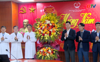 Ph&oacute; B&iacute; thư Tỉnh ủy ch&uacute;c Tết, động vi&ecirc;n c&aacute;n bộ, nh&acirc;n vi&ecirc;n y tế 