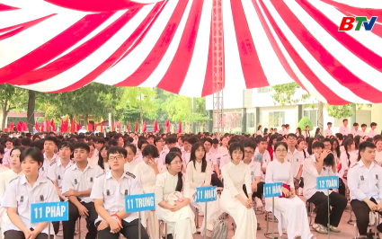 Ph&oacute; B&iacute; thư Tỉnh uỷ dự khai giảng năm học mới tại trường THPT Chuy&ecirc;n Bắc Giang