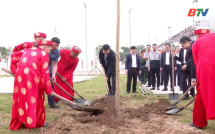Ph&oacute; B&iacute; thư Tỉnh ủy dự lễ ph&aacute;t động Tết trồng c&acirc;y tại x&atilde; Đại Lai