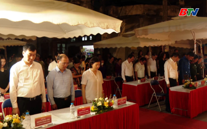 Ph&oacute; B&iacute; thư Tỉnh ủy dự lễ thắp nến tri &acirc;n tại phường Vũ Ninh 