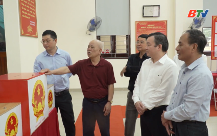 Ph&oacute; B&iacute; thư Tỉnh ủy kiểm tra c&ocirc;ng t&aacute;c bầu cử 