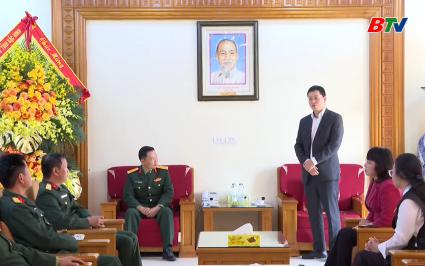 Ph&oacute; B&iacute; thư Tỉnh uỷ thăm, ch&uacute;c mừng Sư đo&agrave;n 325  