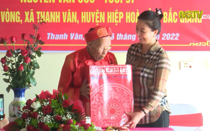 Ph&oacute; B&iacute; thư Thường trực Tỉnh uỷ thăm, tặng qu&agrave; người cao tuổi 
