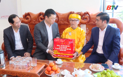 Ph&oacute; B&iacute; thư Tỉnh uỷ thăm, tặng qu&agrave; Tết tại x&atilde; Gia B&igrave;nh v&agrave; x&atilde; Nh&acirc;n Thắng 