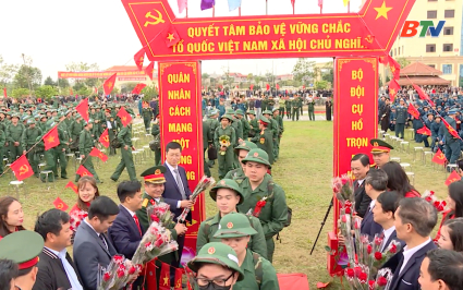 Ph&oacute; B&iacute; thư Tỉnh ủy Trần Huy Phương dự tại điểm giao, nhận qu&acirc;n số 8