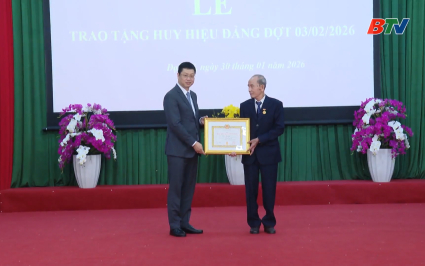 Ph&oacute; B&iacute; thư Tỉnh uỷ  trao Huy hiệu Đảng tại x&atilde; Đại Lai 