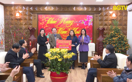 Ph&oacute; B&iacute; thư TT Tỉnh ủy ch&uacute;c Tết v&agrave; tặng qu&agrave; người ngh&egrave;o huyện Lục Nam