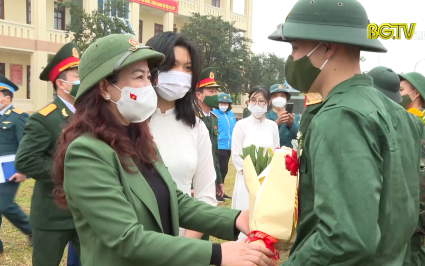 Ph&oacute; B&iacute; thư TT Tỉnh ủy dự Lễ giao nhận qu&acirc;n tại huyện Việt Y&ecirc;n