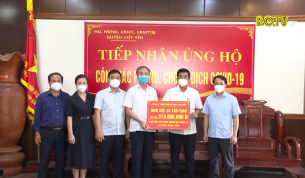 Ph&oacute; B&iacute; thư TT TỈnh ủy dự trao tặng ủng hộ ph&ograve;ng chống dịch Covid-19
