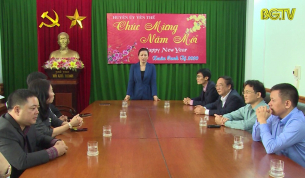 Ph&oacute; B&iacute; thư TT Tỉnh ủy tặng qu&agrave; Tết hộ ngh&egrave;o huyện Y&ecirc;n Thế