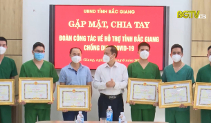 Ph&oacute; Chủ tịch HĐND tỉnh chia tay c&aacute;c đo&agrave;n Y tế hỗ trợ tỉnh ph&ograve;ng, chống dịch
